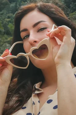 Cat Eye Heart Shades In Creme Vrouwen Zonnebrillen