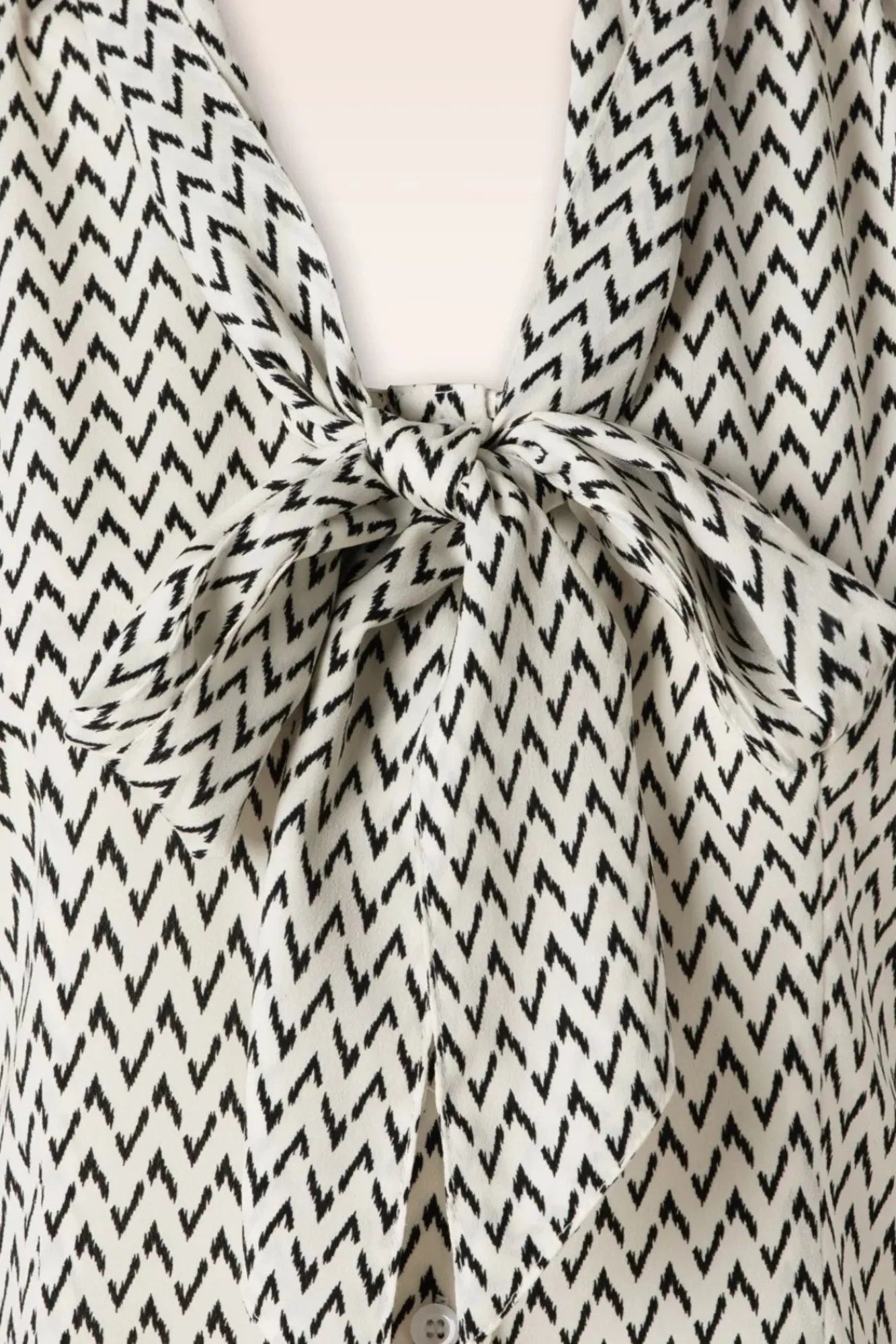 Crepe Bow Long Sleeve Top In Creme Vrouwen Blouses