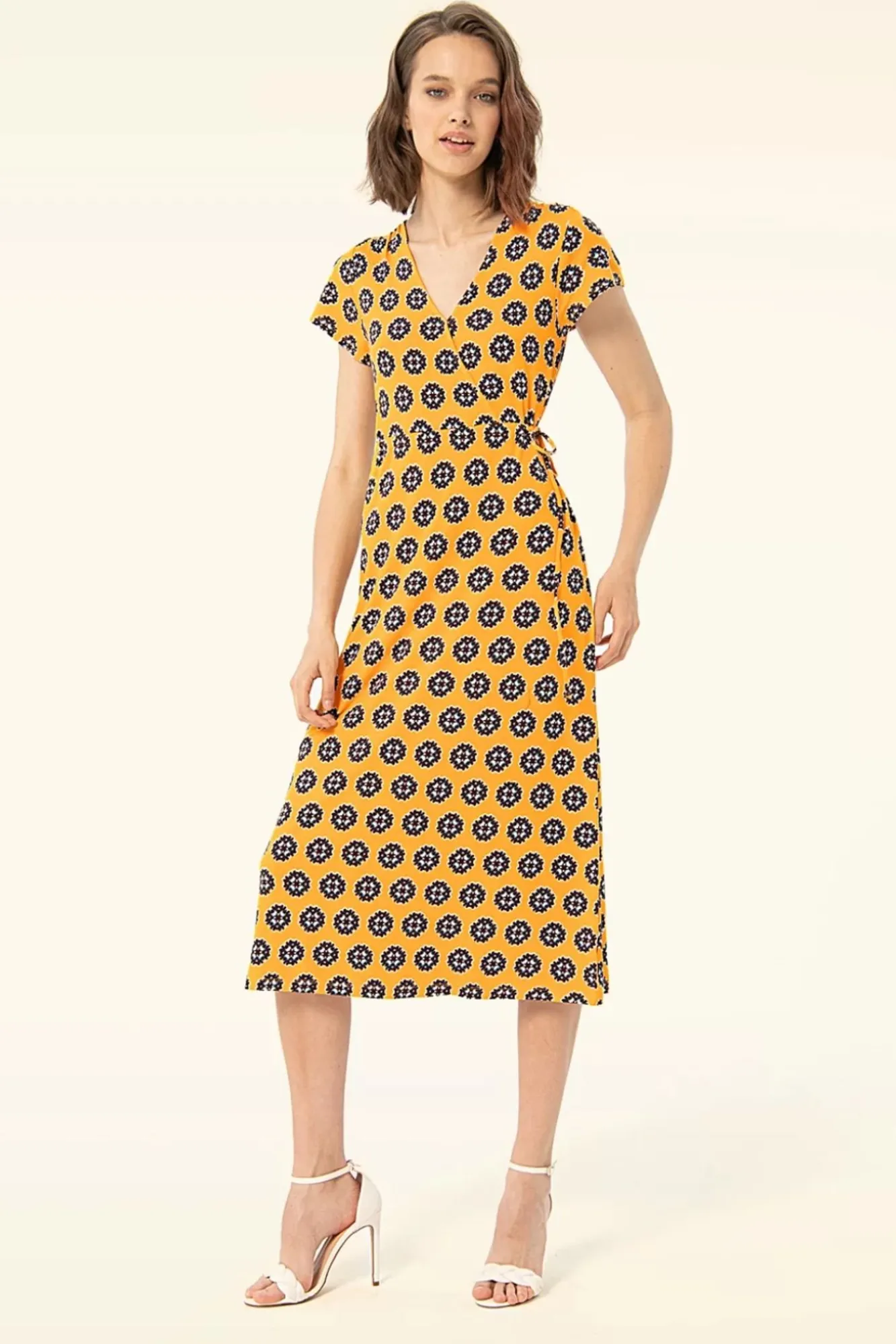 Sale Nylah Jurk In Geel Vrouwen Midi Jurken